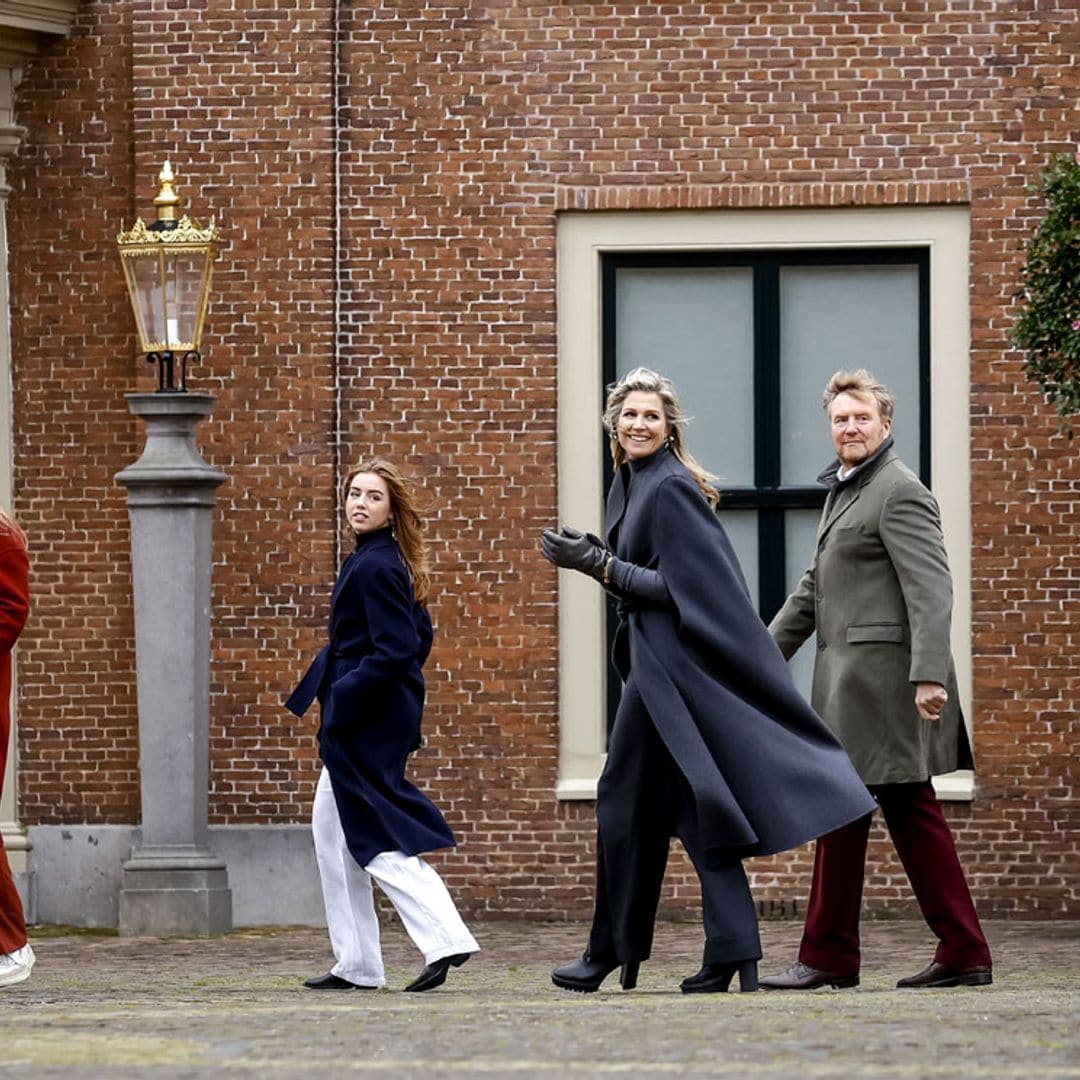 La coordinación de Máxima y sus hijas con unos abrigos de colores y pantalones anchos en La Haya