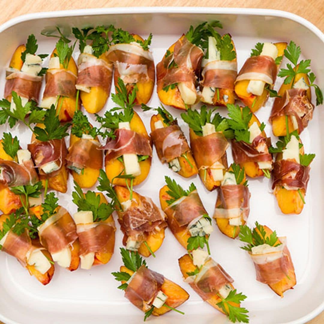 Aperitivo de melocotón con jamón y queso