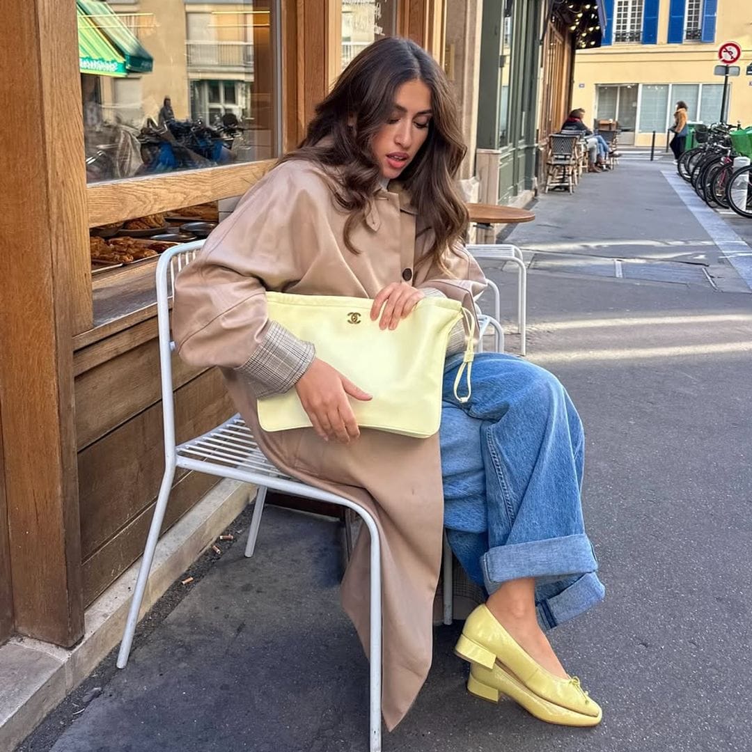 Look con bolso y zapatos en amarillo pastel mantequilla