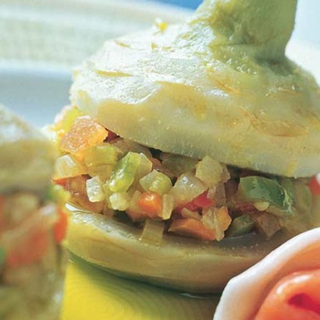 Alcachofas rellenas de verduritas con jamón serrano