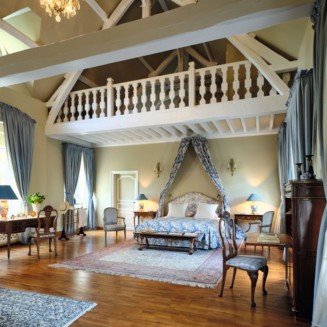 LA DISEÑADORA JUSTINA SOCAS NOS RECIBE JUNTO A SU FAMILIA EN SU FABULOSO REFUGIO, UN HISTÓRICO CASTILLO DE NORMANDÍA