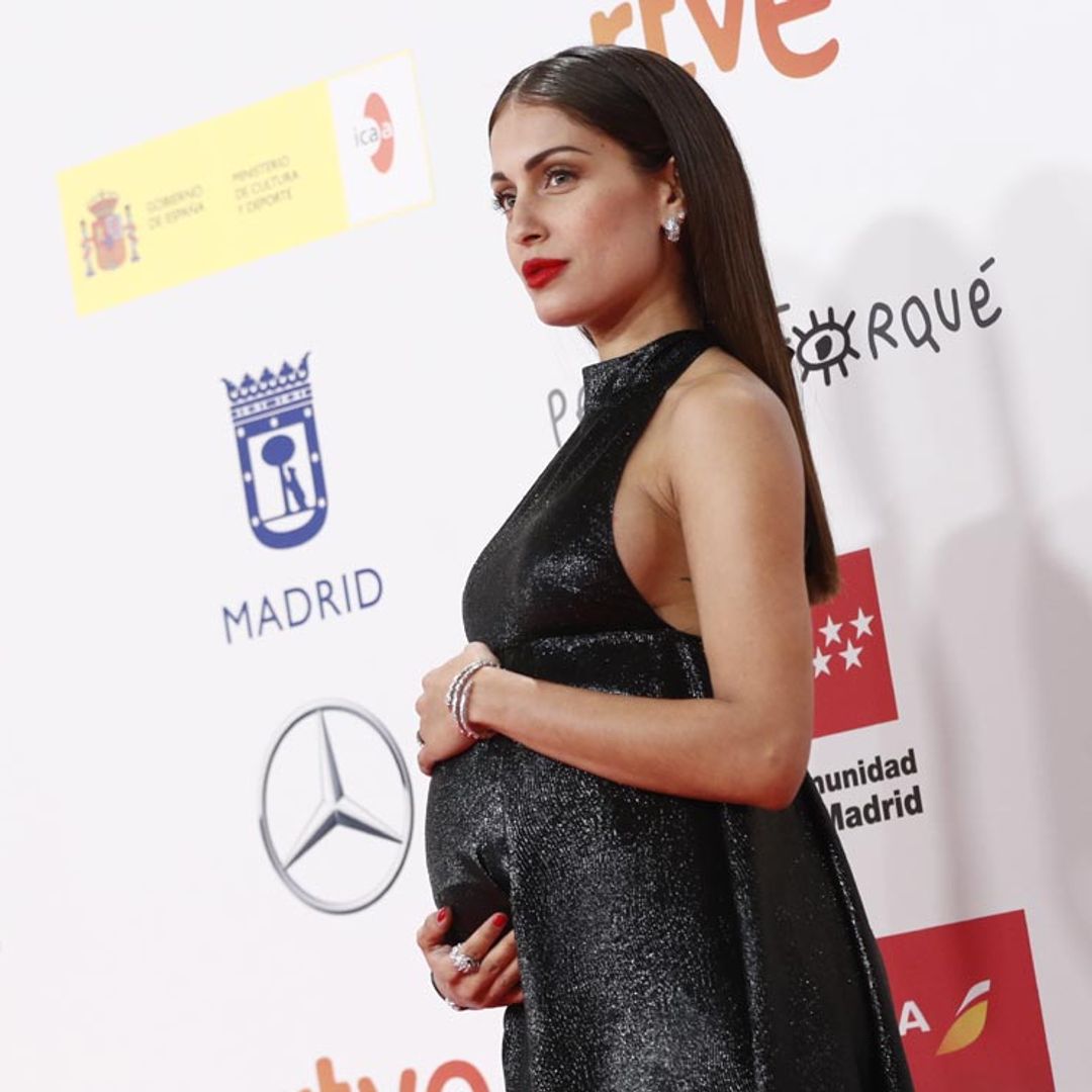 Hiba Abouk, la embarazada más elegante con su vestido 'halter' parisino