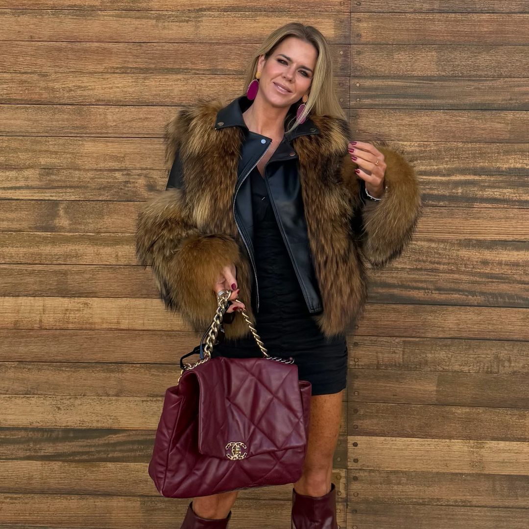 Amelia Bono adelanta el look de otoño definitivo: minivestido negro, botas XL y una chaqueta de pelo al estilo Jennifer Lopez