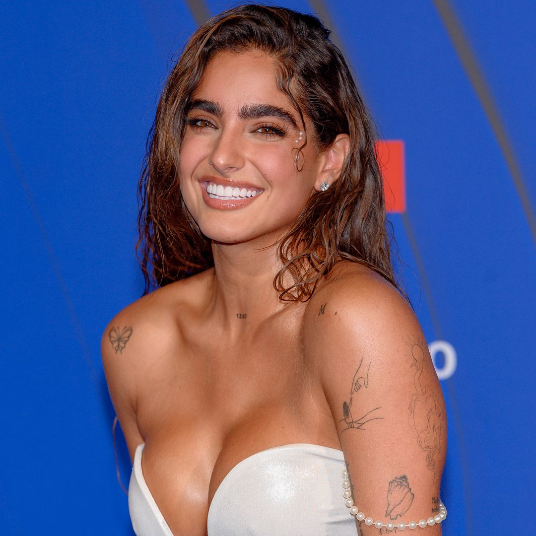 Isabella Ladera muestra su pancita de embarazo en bikini en una romántica salida a la playa con su novio
