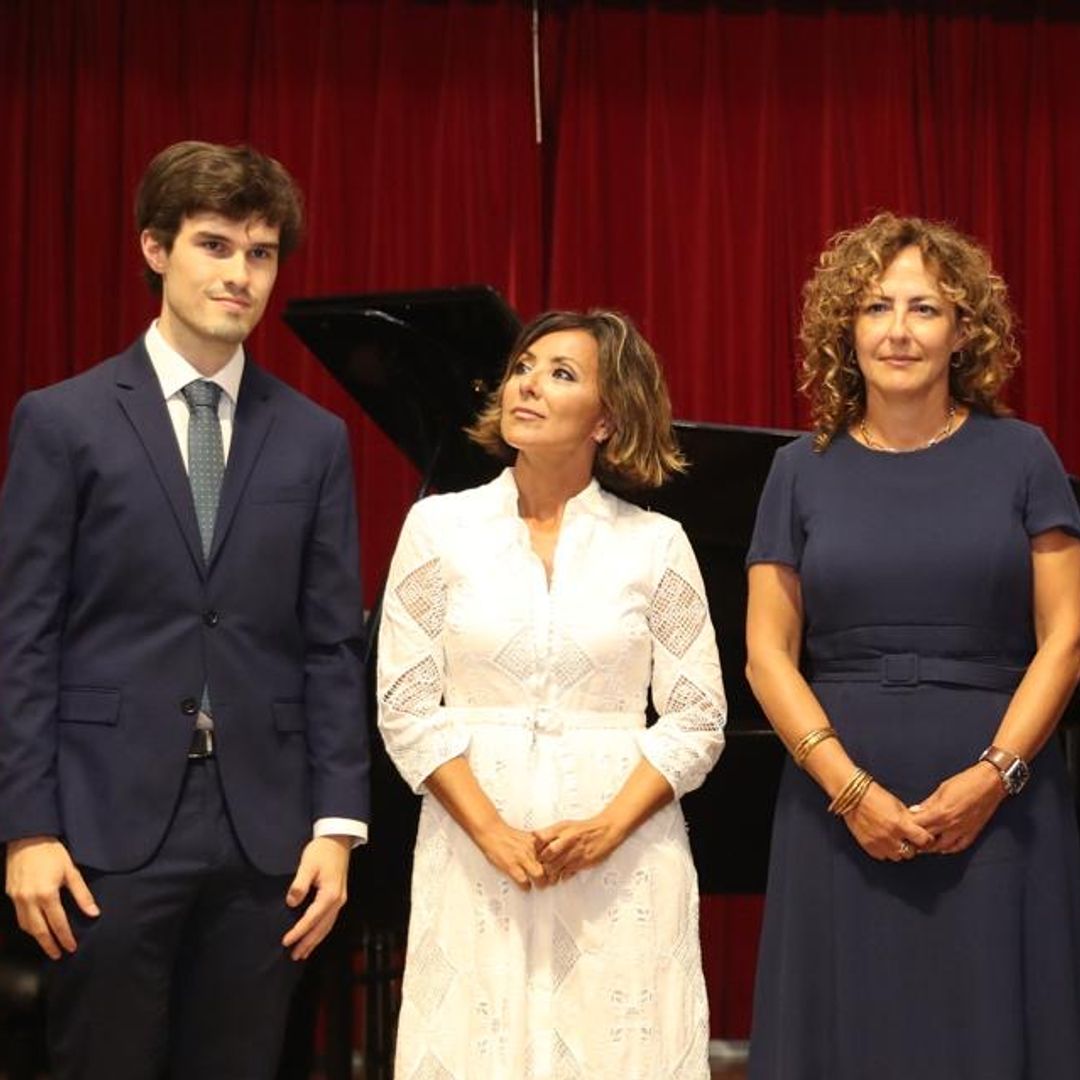 Sonsoles Ónega, muy emocionada juntos a sus dos hermanos en el homenaje a su padre, Fernando Ónega, en Lugo cinco meses de su muerte