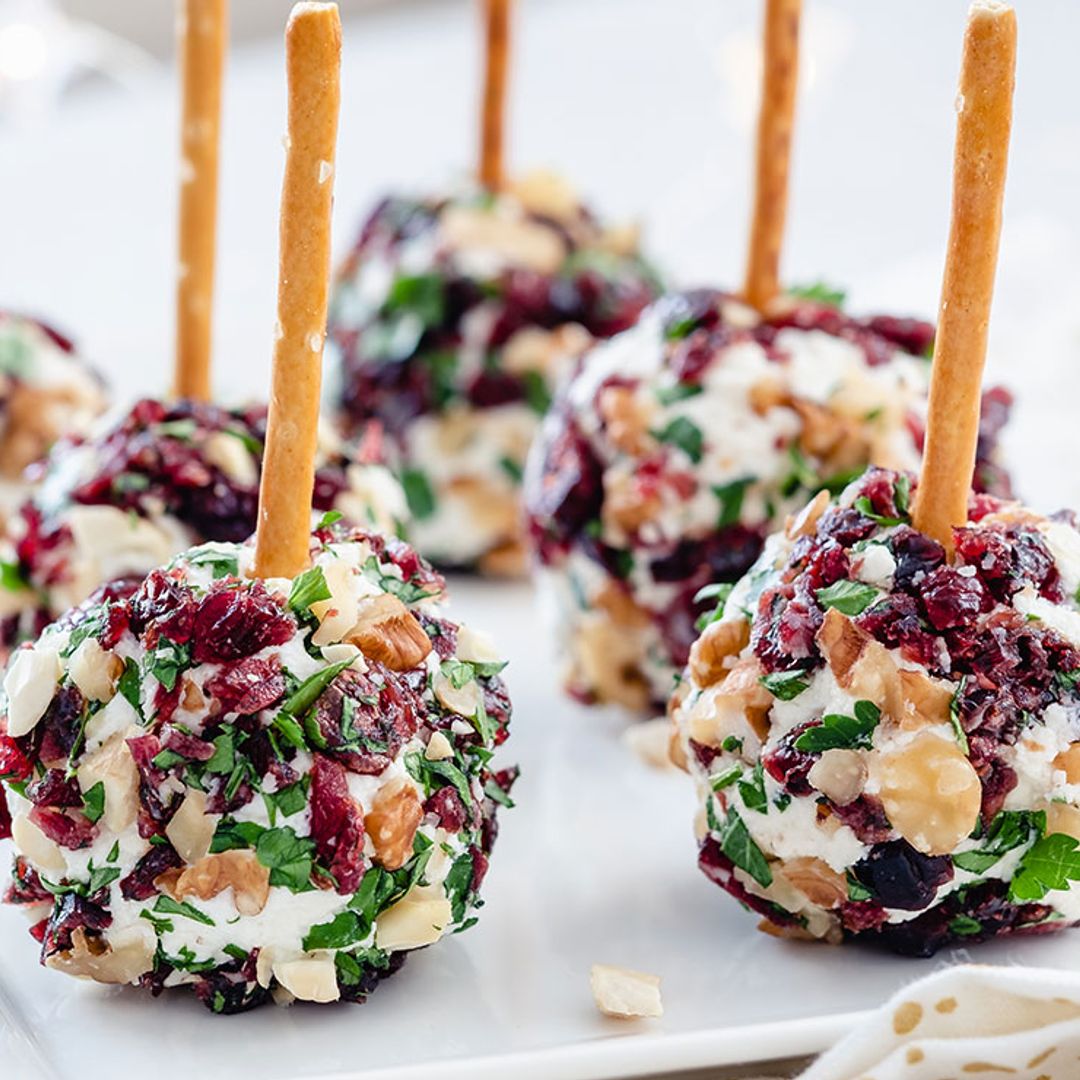 Bolitas de queso de cabra con arándanos y nueces