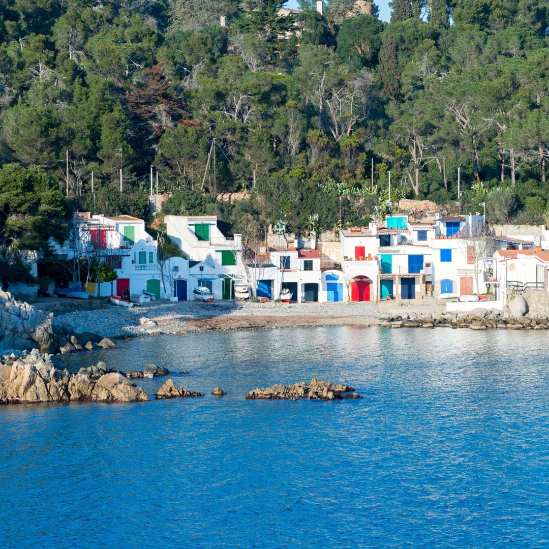 Casitas de colores junto al mar en la Costa Brava, Girona
