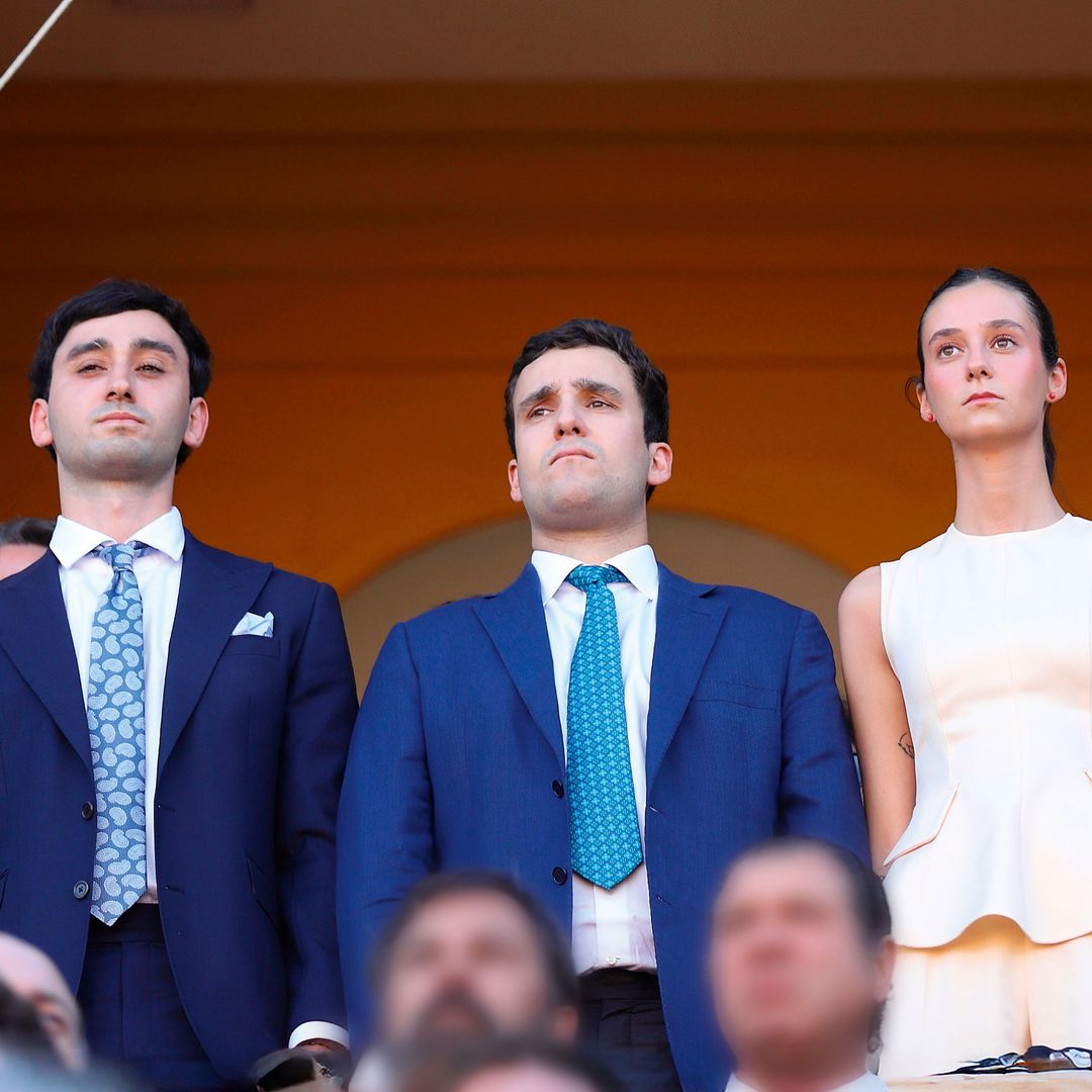 Victoria Federica junto a su novio y su hermano en la corrida de toros de Sevilla
