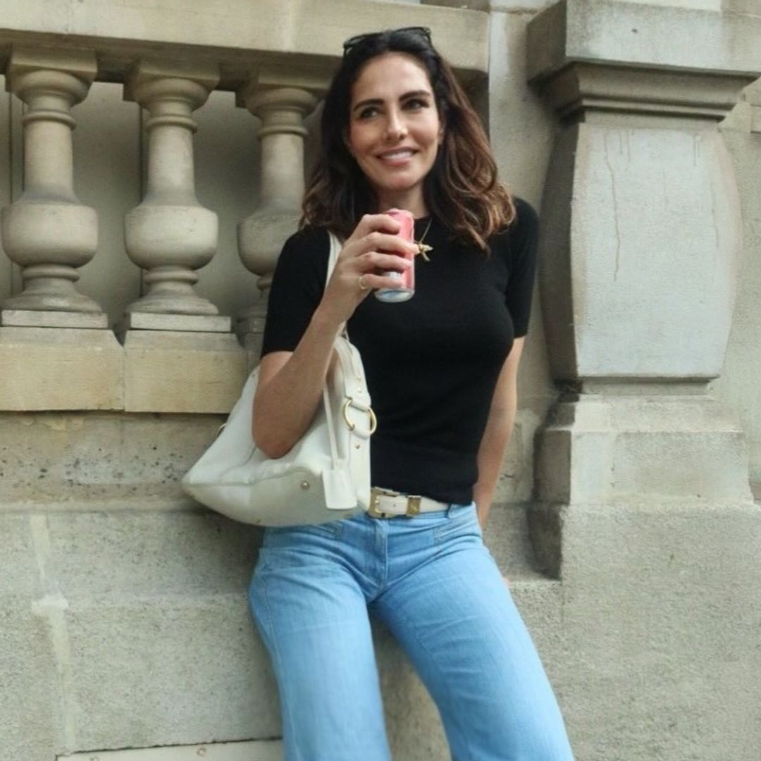 Adriana Abascal encuentra el vaquero perfecto: tiro medio-bajo, corte recto y un efecto que alarga visualmente las piernas