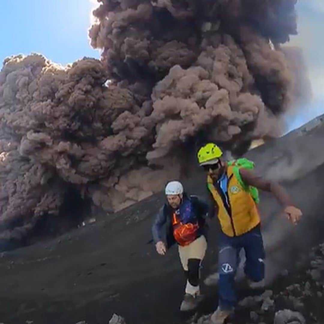 La sobrecogedora erupción del volcán Etna: turistas corriendo despavoridos y un rugido atronador