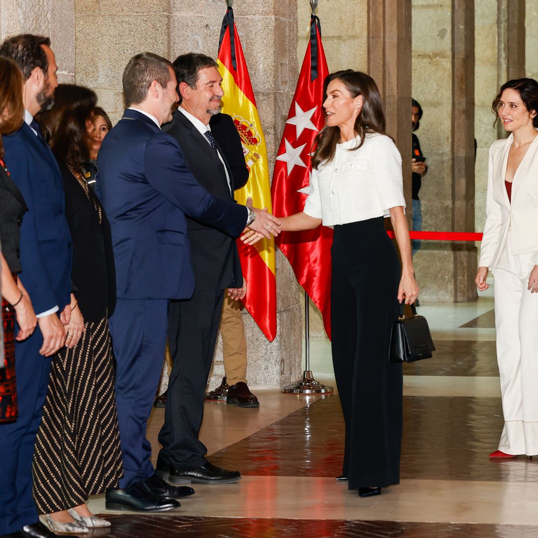La reina Letizia estrena un top de tweed de Maje