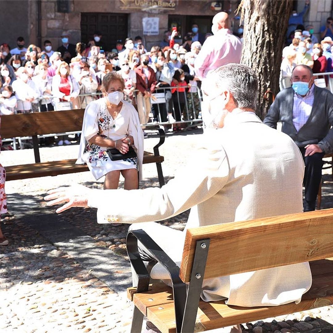 'Era rubito y muy guapo': don Felipe recuerda con una vecina de Vinuesa el campamento al que fue de niño