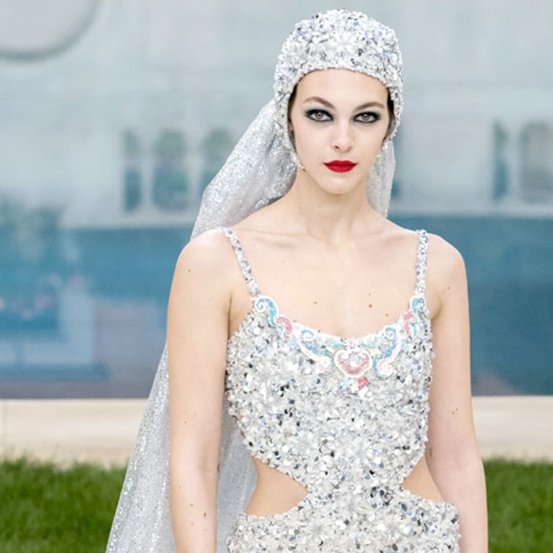 Un trikini nupcial cierra el desfile más comentado de Chanel