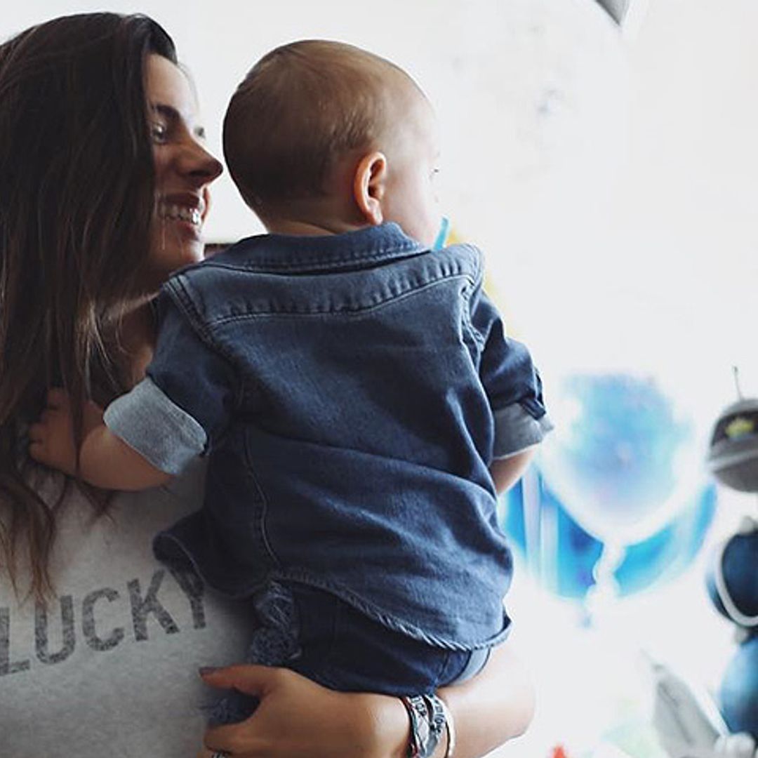 Laura M. Flores se derrite con los primeros pasos de su hijo