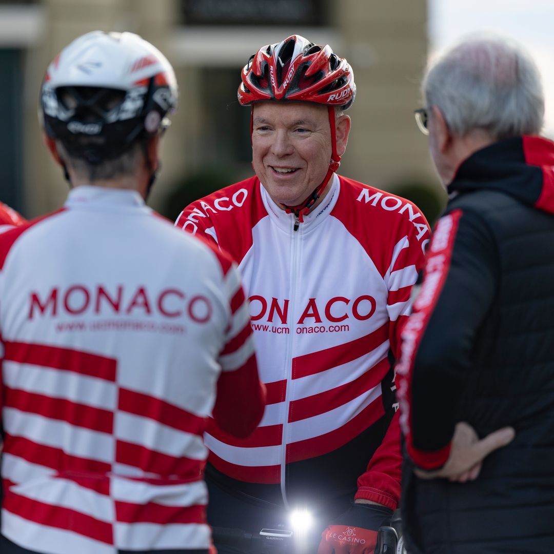 Alberto de Mónaco se pone el maillot para recorrer la primera etapa de la próxima Vuelta Ciclista a España por las calles del Principado