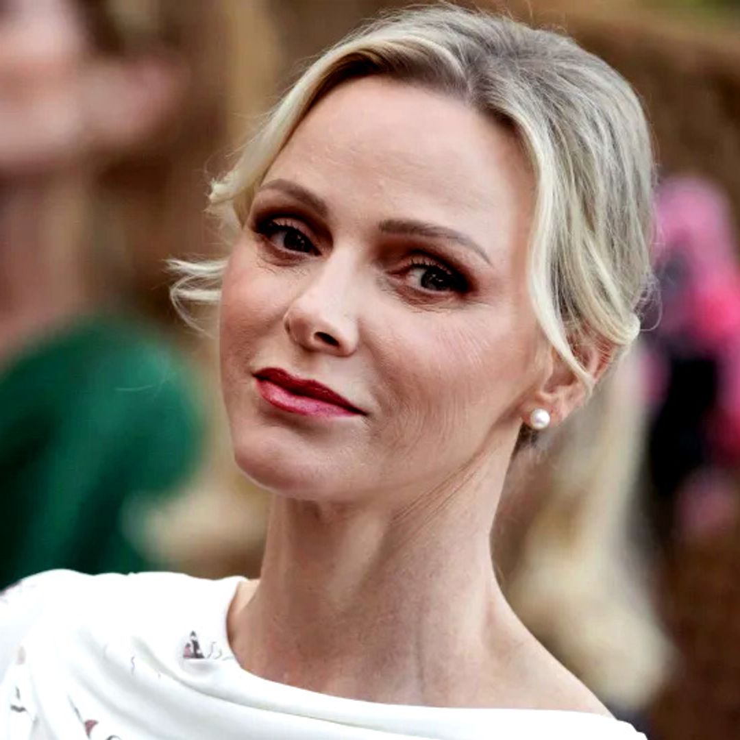 Charlene vuelve a elegir el blanco en el tradicional picnic de Mónaco, pero cambia el encaje por un delicado estampado