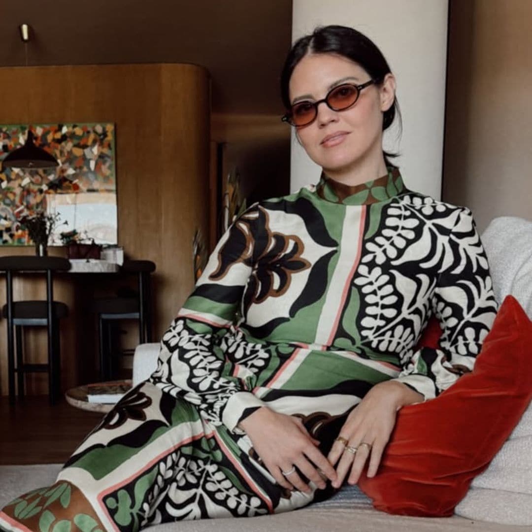 Isabelle Junot con vestido estampado