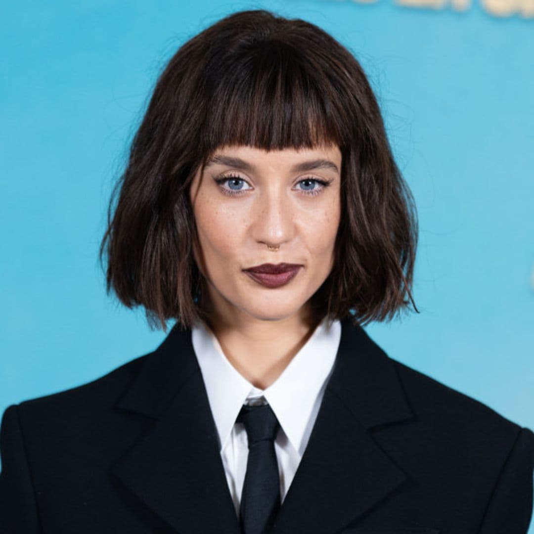 María Pedraza y su rompedor estilismo 'gothic chic' en Madrid con vestido-blazer y corbata
