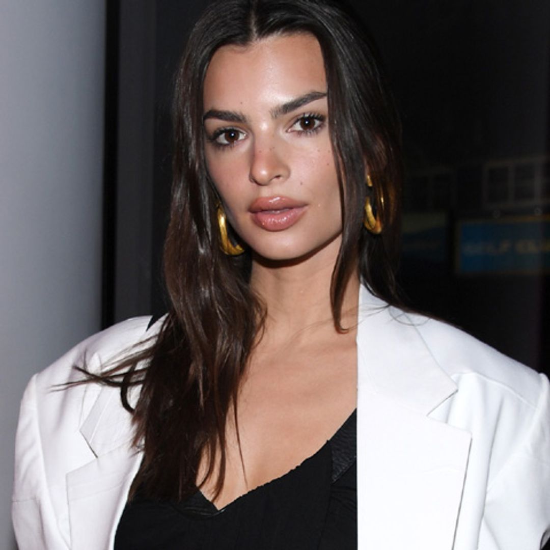Emily Ratajkowski cumple su objetivo con un traje: ser tan 'sexy' como elegante