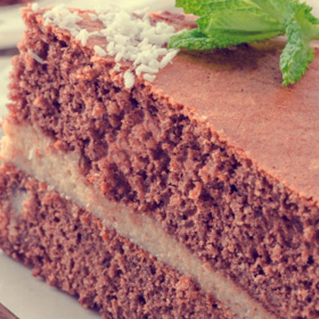 Bizcocho esponjoso de chocolate con 'mousse' de café, ¡un postre exquisito!