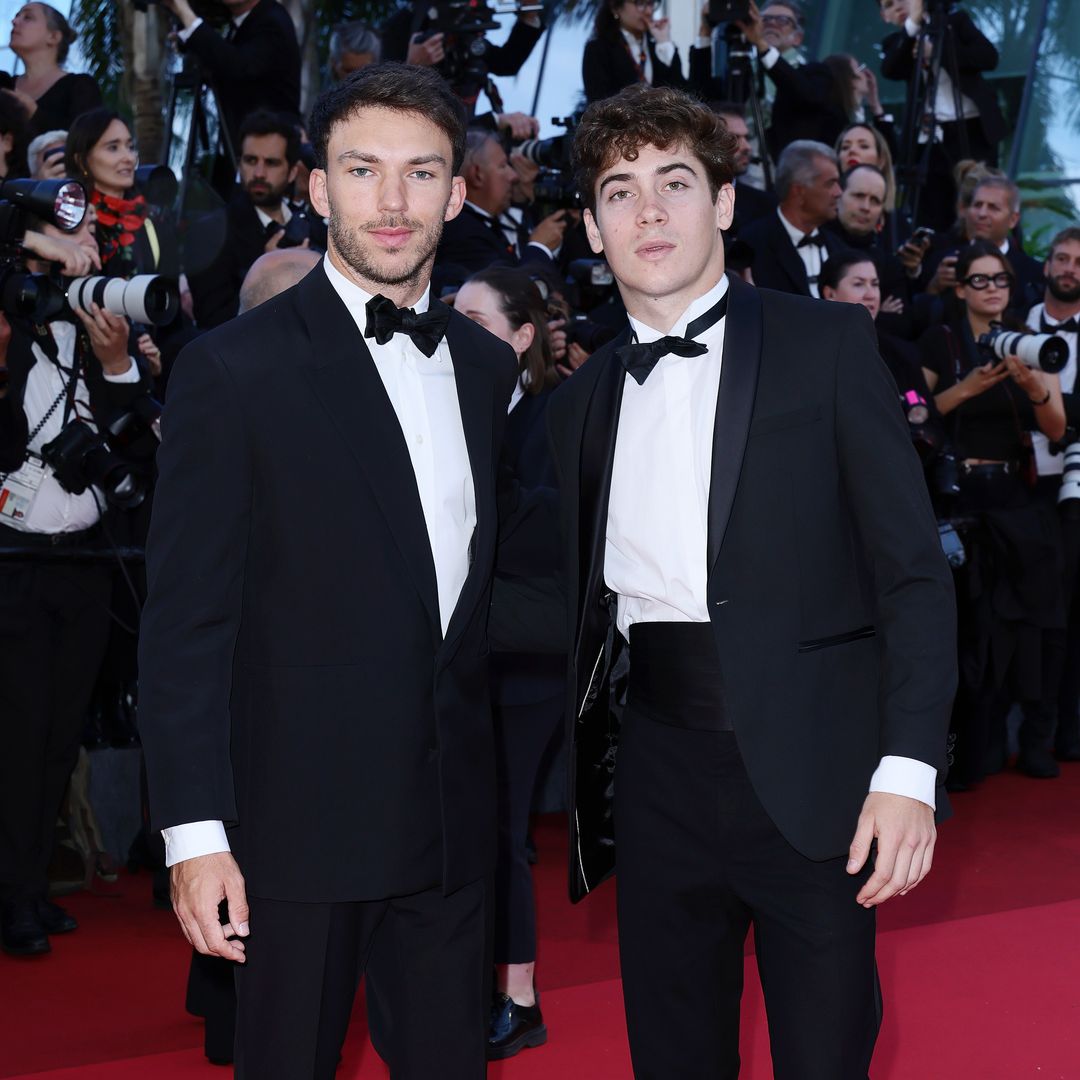 Franco Colapinto se quita el traje de piloto para su elegante debut en Cannes