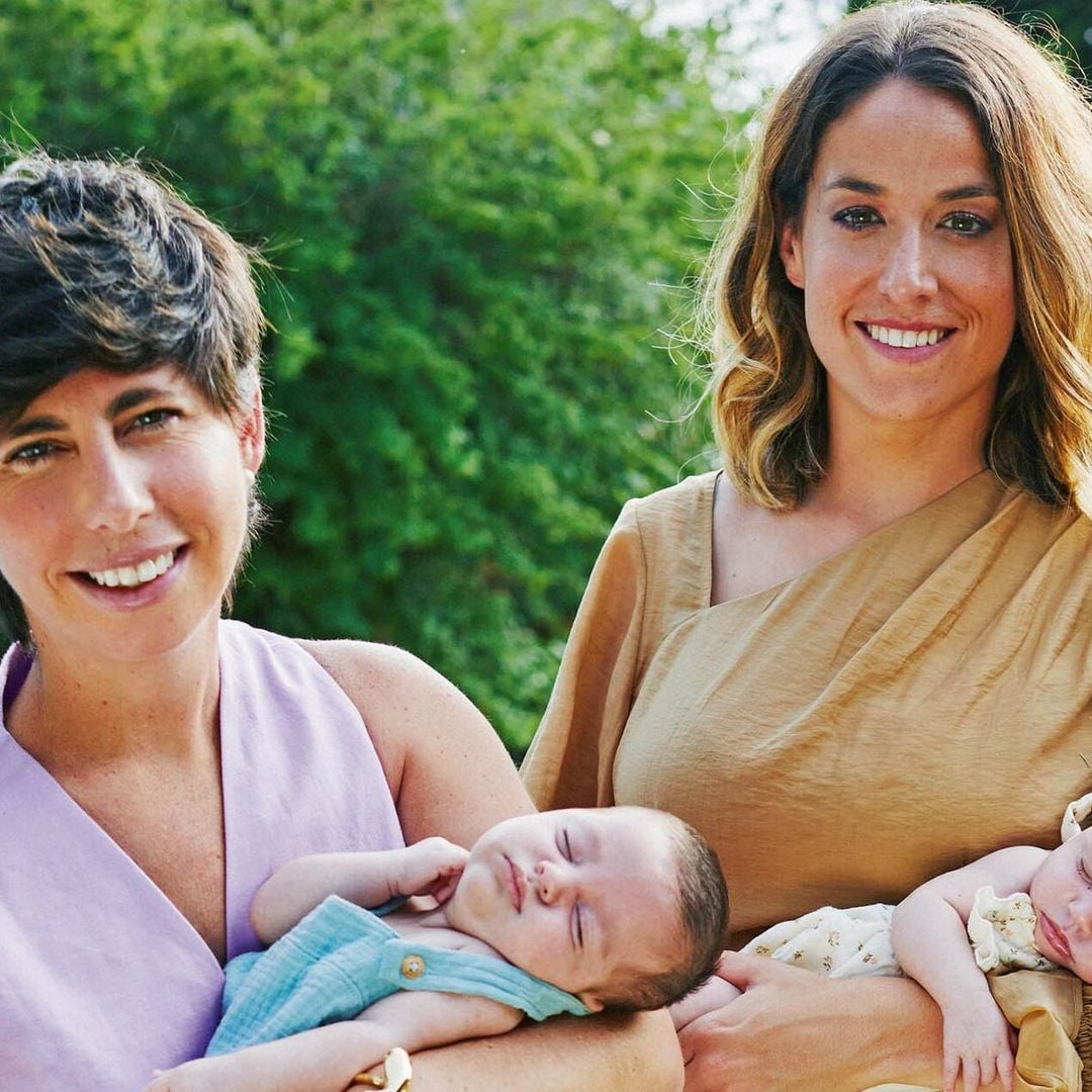 Carla Suárez nos presenta a sus gemelas, Noa y Ona, y posa por primera vez con su pareja, Olga García: ‘Ahora me toca disfrutar de la maternidad’