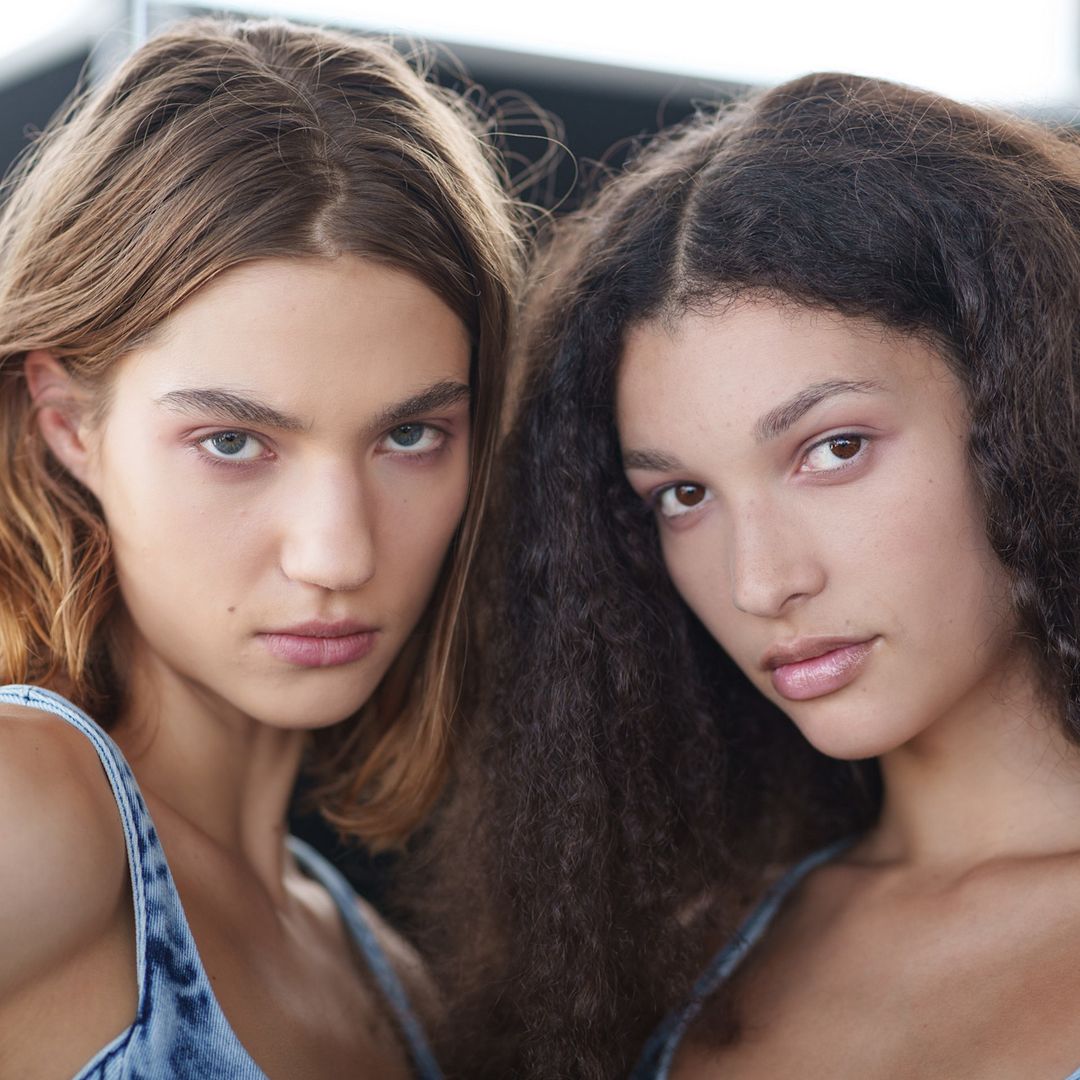 Seguir con la misma base de maquillaje en verano es un error: así puedes ajustar tu tono cuando estés bronceada