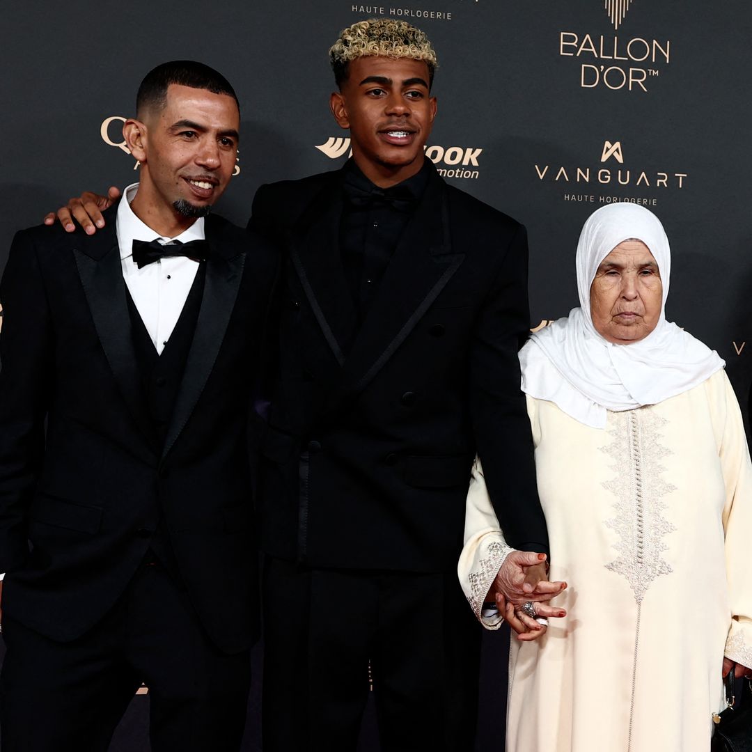 Lamine Yamal rompe el protocolo y asiste al Balón de Oro con su ‘equipo ideal’: sin Nicki Nicole pero con 12 familiares 