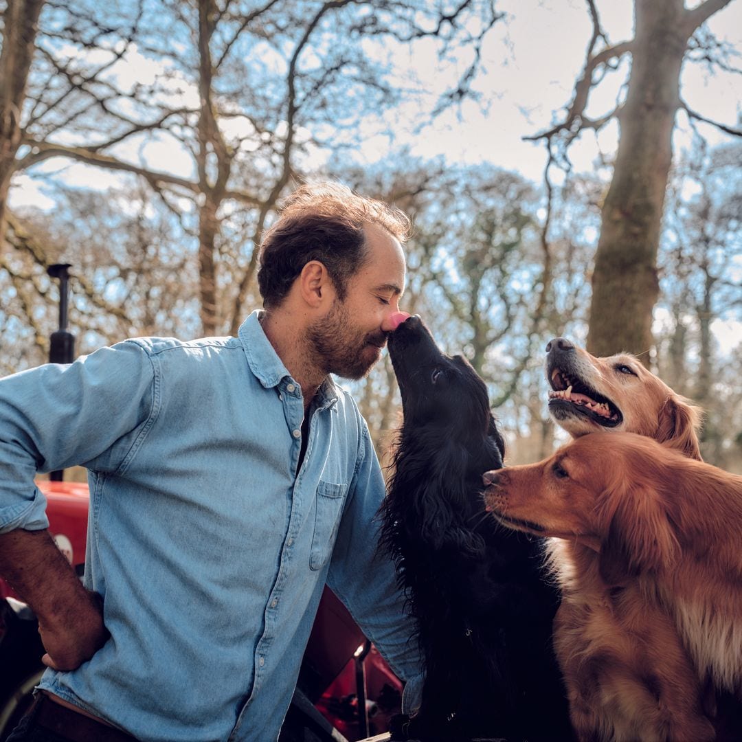 JAMES MIDDLETON HERMANO DE LA PRINCESA DE GALES, NOS RECIBE EN SU casa de campo DE BERKSHIRE: "A MENUDO, LOS PERROS NOS ACABAN SALVANDO"
