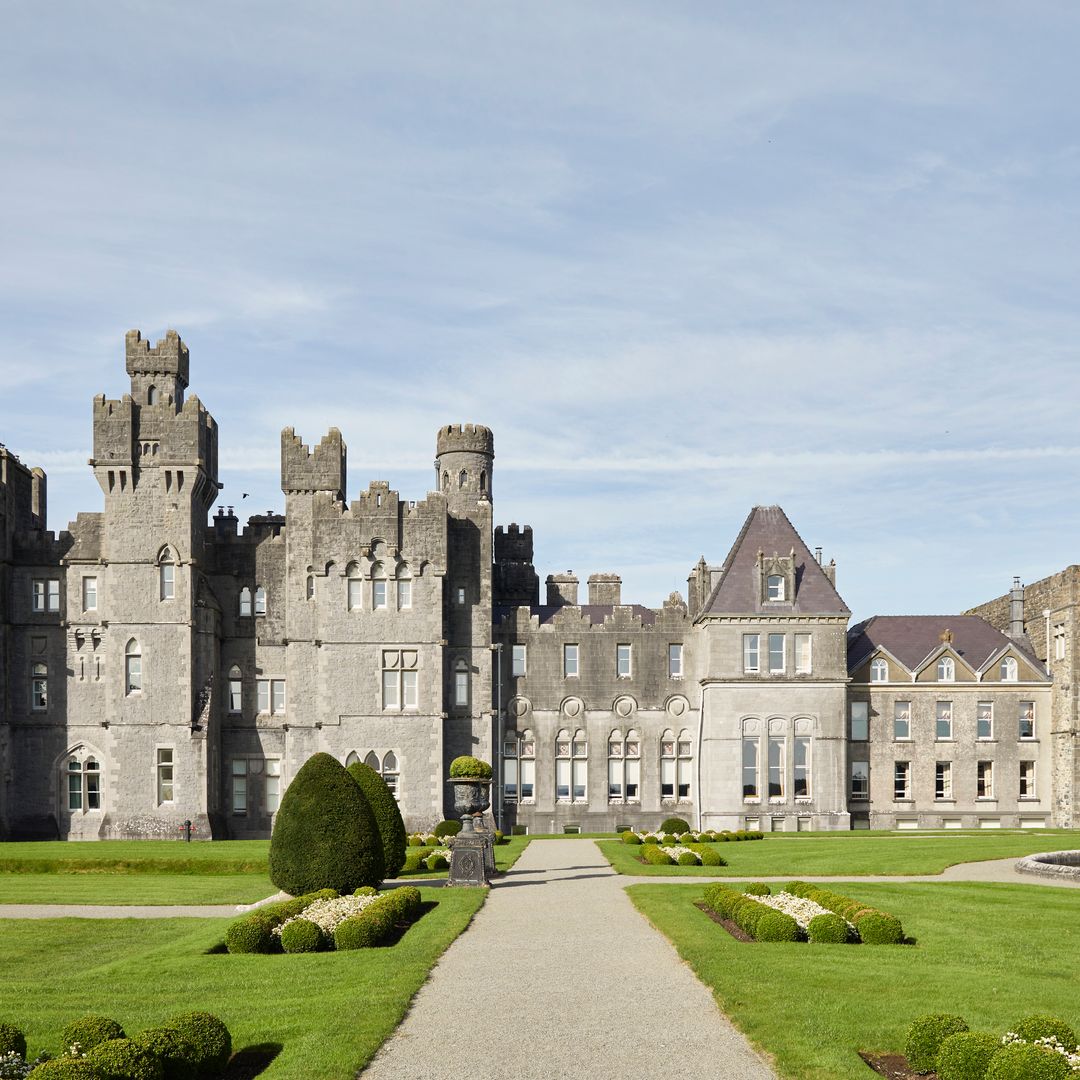 Así es el castillo medieval irlandés convertido en refugio de lujo de la realeza y celebrities de todo el mundo