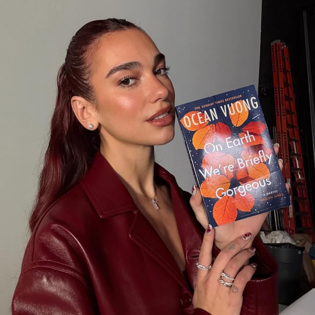 Dua Lipa disfruta compartir sus libros favoritos en redes sociales.