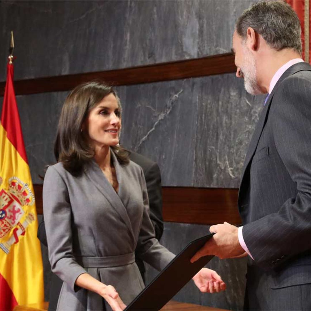 La Reina recibe, de manos de don Felipe, un premio por su compromiso contra la violencia doméstica y de género