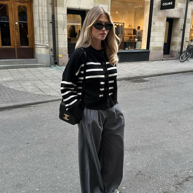 chaqueta croppped de rayas y pantalon de traje
