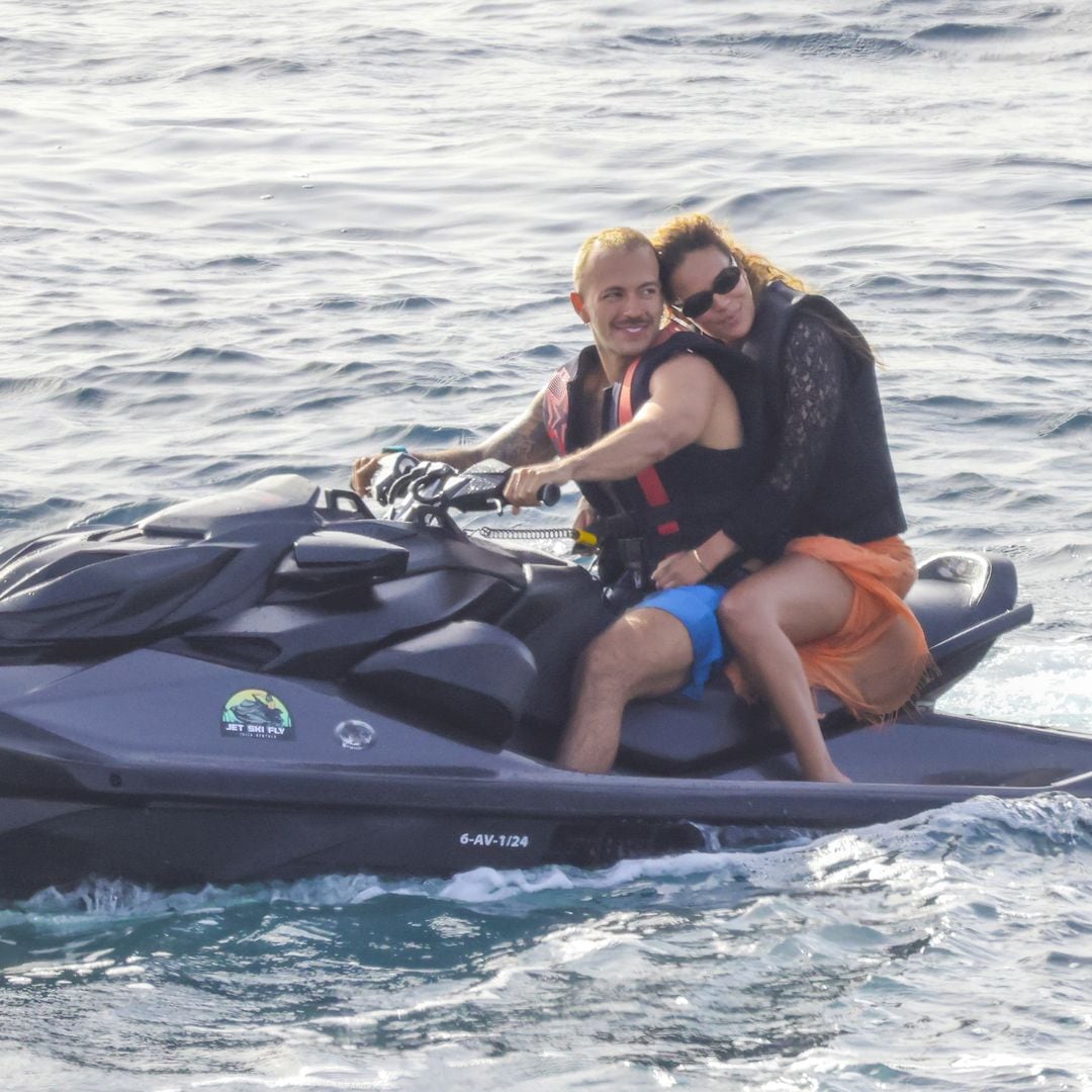 Karol G y Feid disfrutan su verano de amor en las costas de Formentera