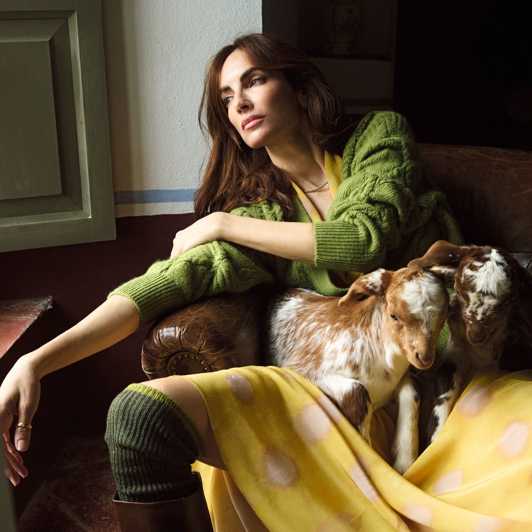 Eugenia Silva, con dos de sus cabras