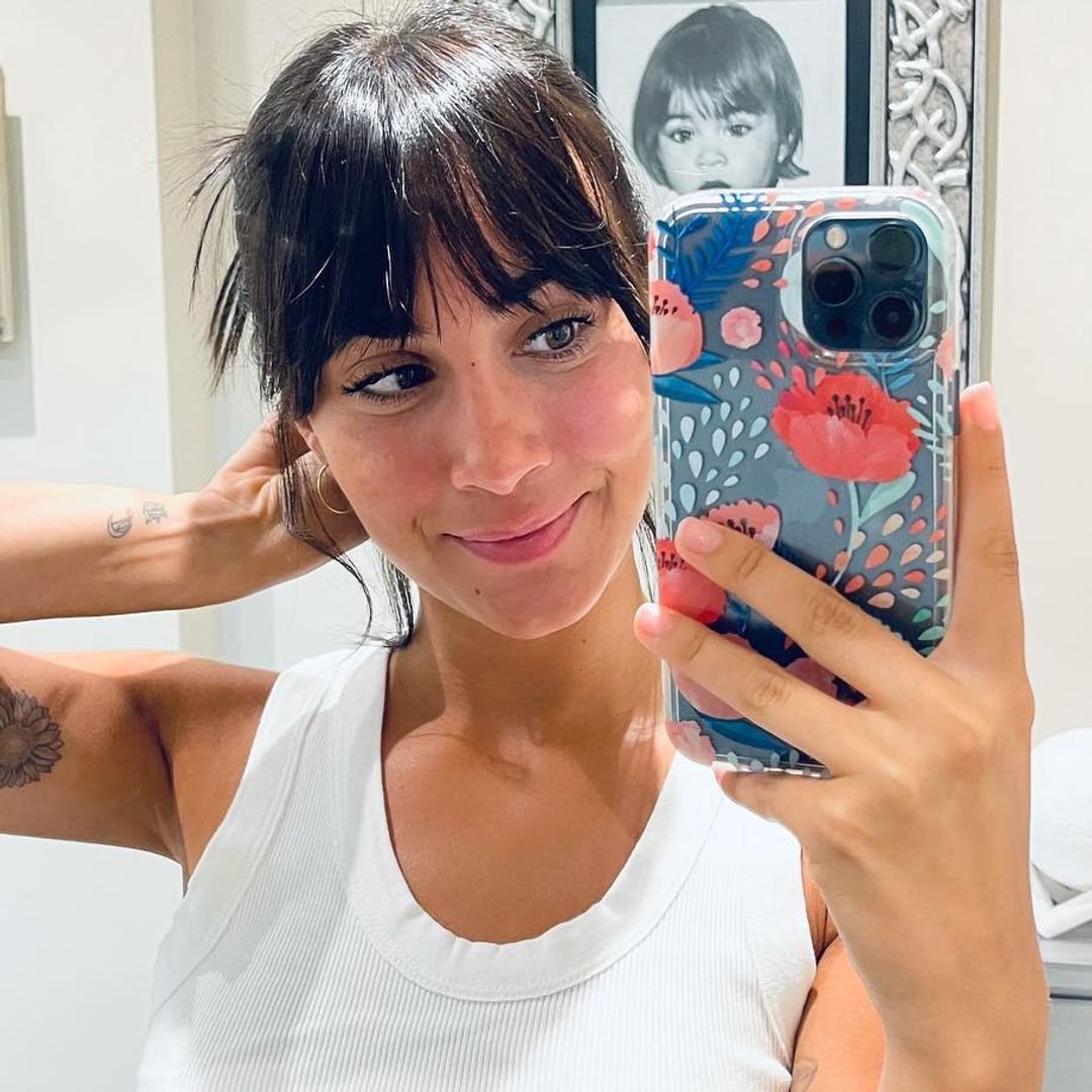 Primer plano de Aitana en una foto en el espejo
