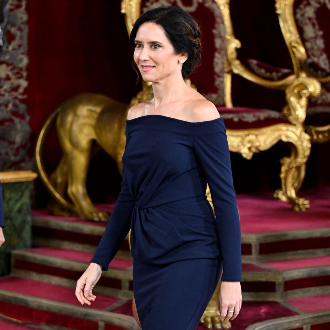 Isabel Díaz Ayuso apuesta por Vicky Martín Berrocal para su vestido azul 'royal' de escote Bardot en el Día de la Hispanidad