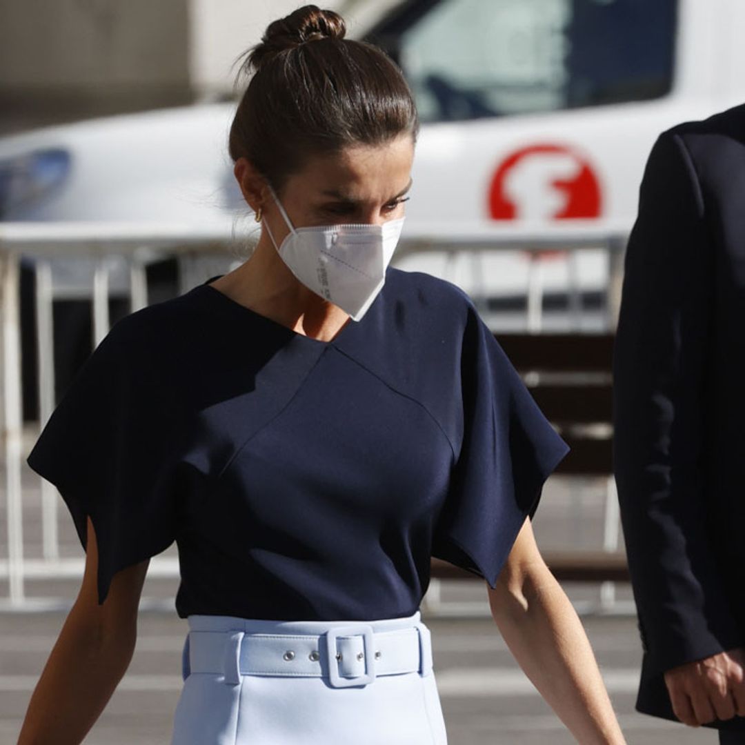 Doña Letizia recupera la falda lápiz con conexión 'royal' que lleva de invierno a primavera