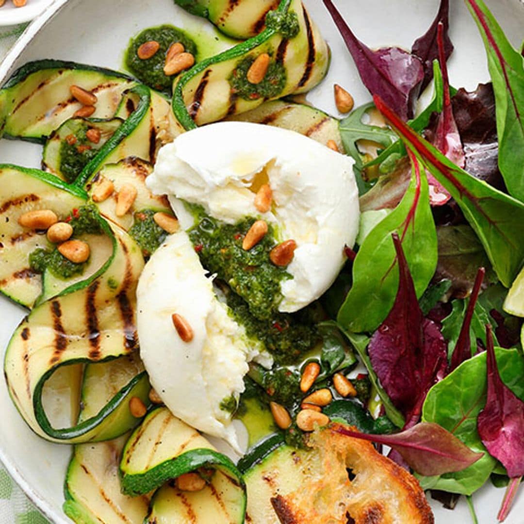 Ensalada de calabacín a la parrilla con mozzarella y pesto