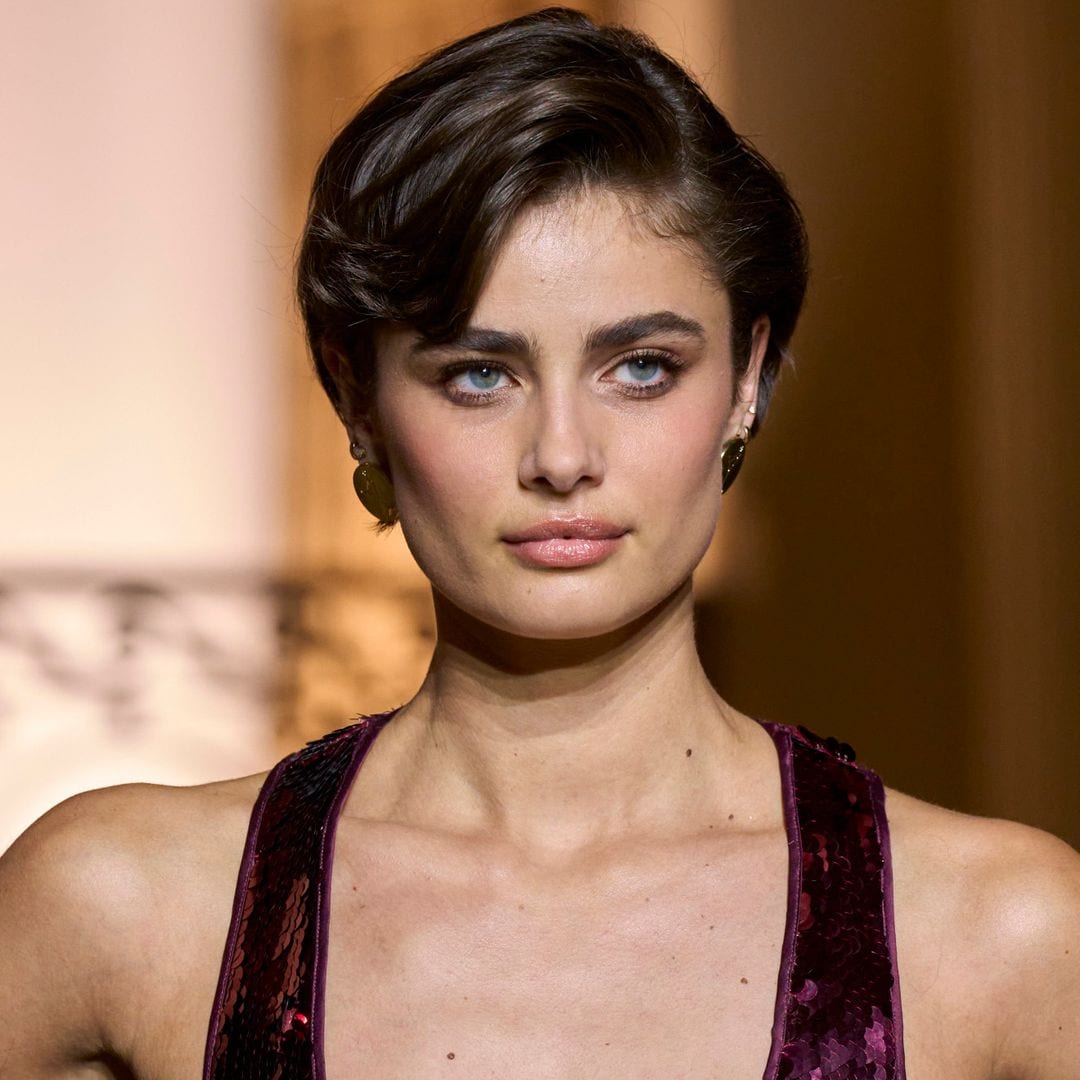 Taylor Hill con vestido de lenejuelas granate en el desfile de Retrofête