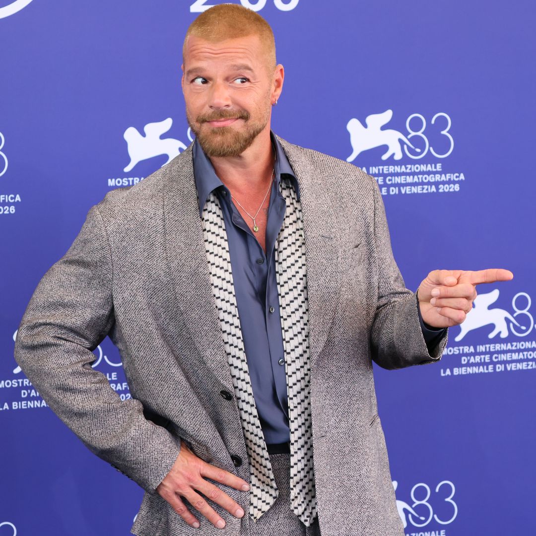 Ricky Martin, en su desconocida faceta de actor, causa furor en Venecia tras un verano con sus hijos y amigas como Esther Cañadas