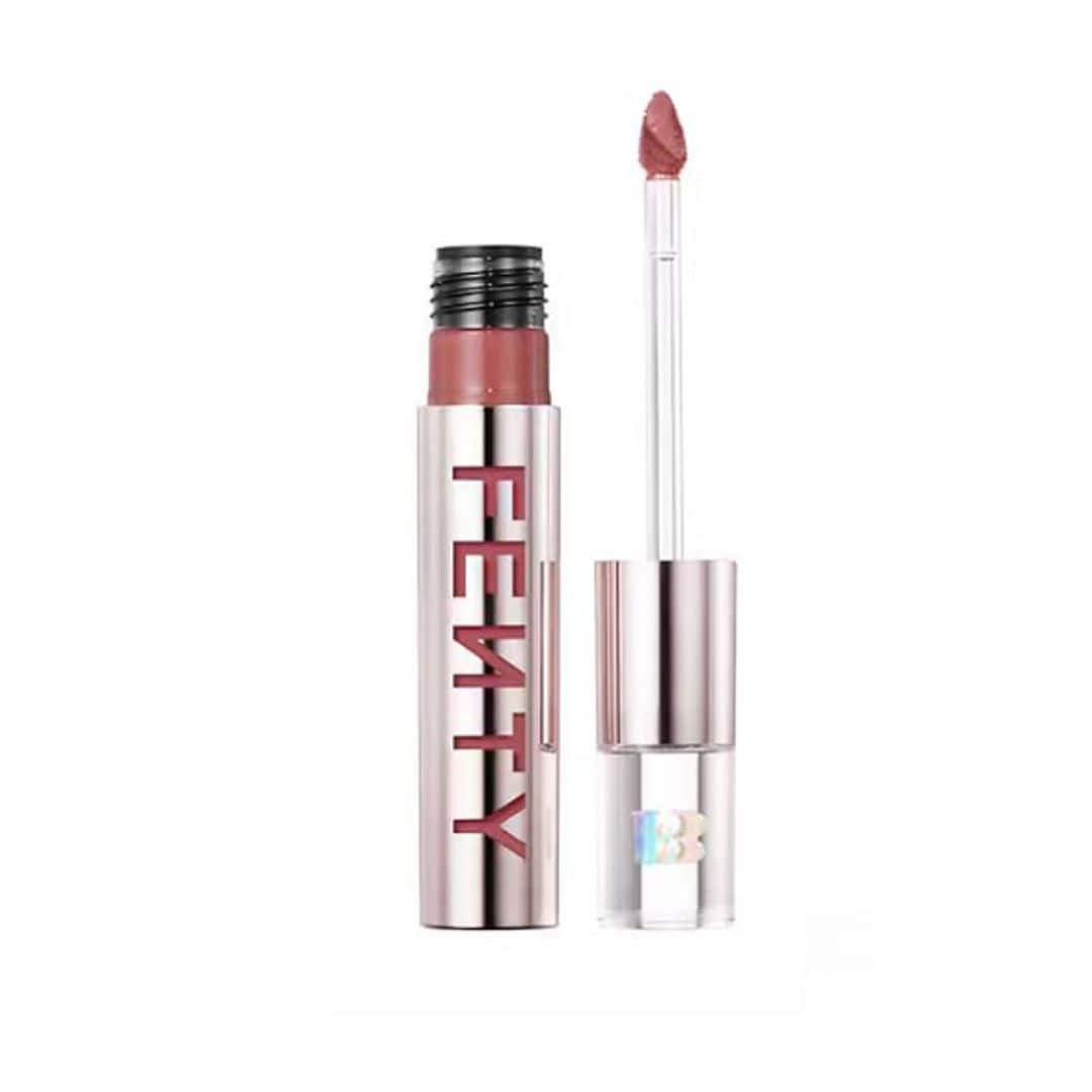 Fenty Icon Velvet Liquid Lipstick (31 euros, en Sephora), es un labial líquido mate disponible en once tonos diferentes y de textura cremosa y ligera que consigue un color intenso desde la primera pasada. Lo mejor es que no reseca los labios y los mantiene hidratados a pesar de su larga duración. 