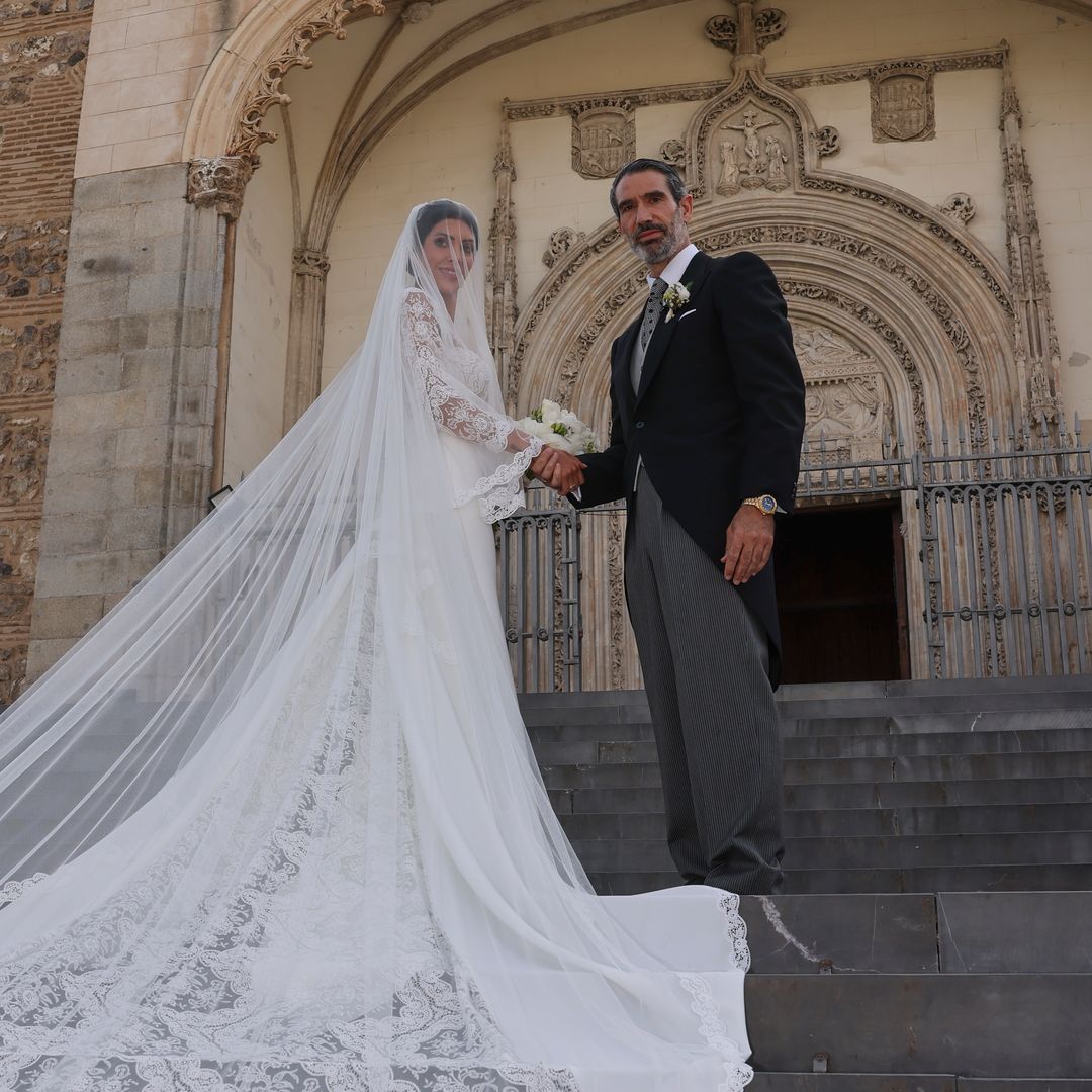 Ingrid Sanz Asensio se convierte en una novia de cuento con un vestido de encaje, manga francesa y un velo XXL en la iglesia donde se casaron sus padres