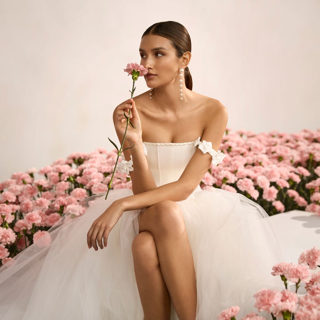 Encaje dorado, corsés joya y flores en relieve: Rosa Clará celebra sus 30 años con su colección más sofisticada