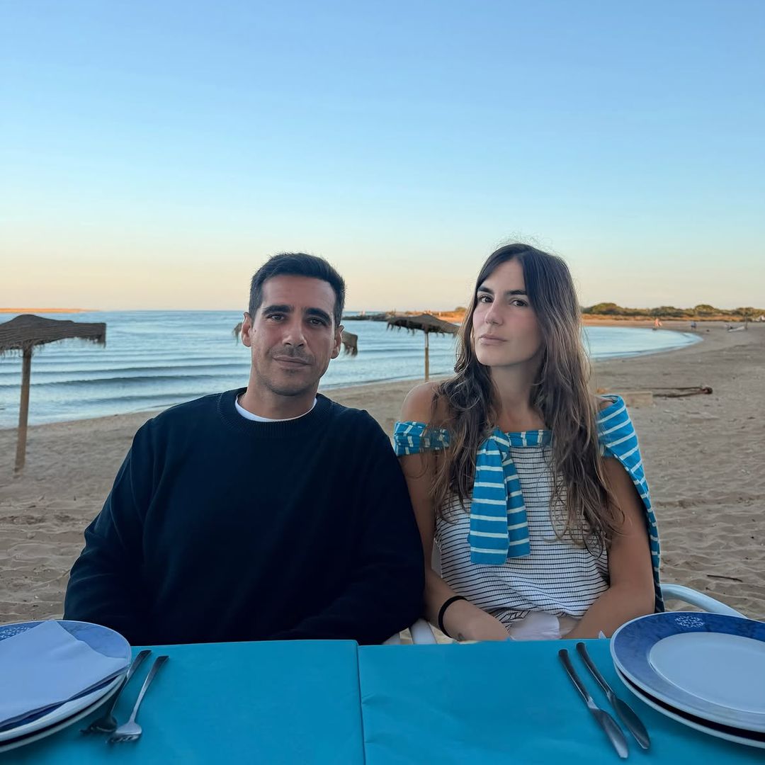 Las fotos del primer verano de Alberto Herrera y Blanca Llandres como padres: playa, juegos y momentos inolvidables junto a Marcos, de 5 meses
