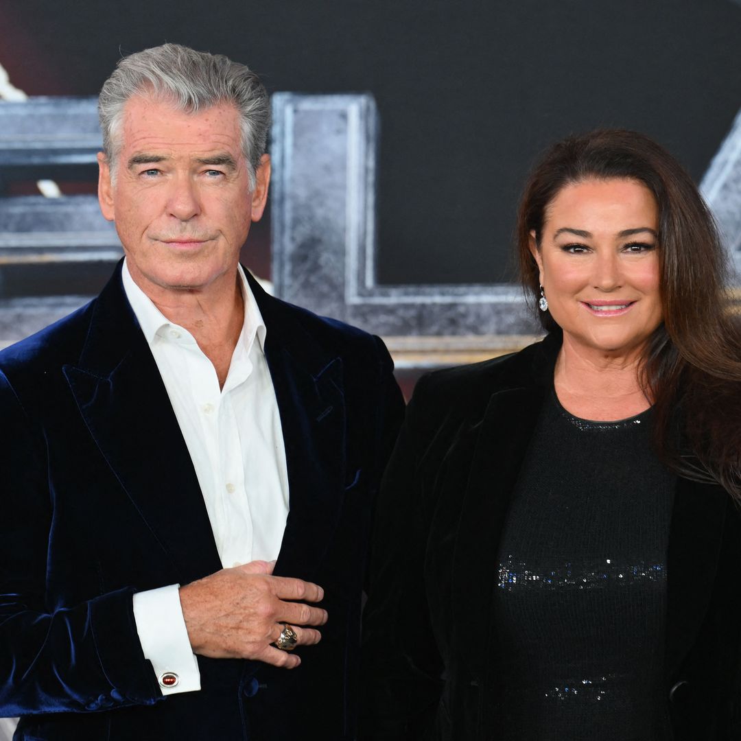 Esposa de Pierce Brosnan muestra increíble transformación con un minivestido ajustado