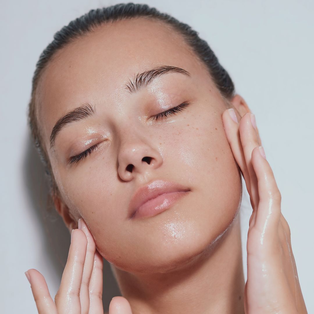 ¿Aburrida del carbón activo? La mascarilla facial de arcilla en ‘stick’ para piel grasa y poros dilatados que actúa en 3 minutos