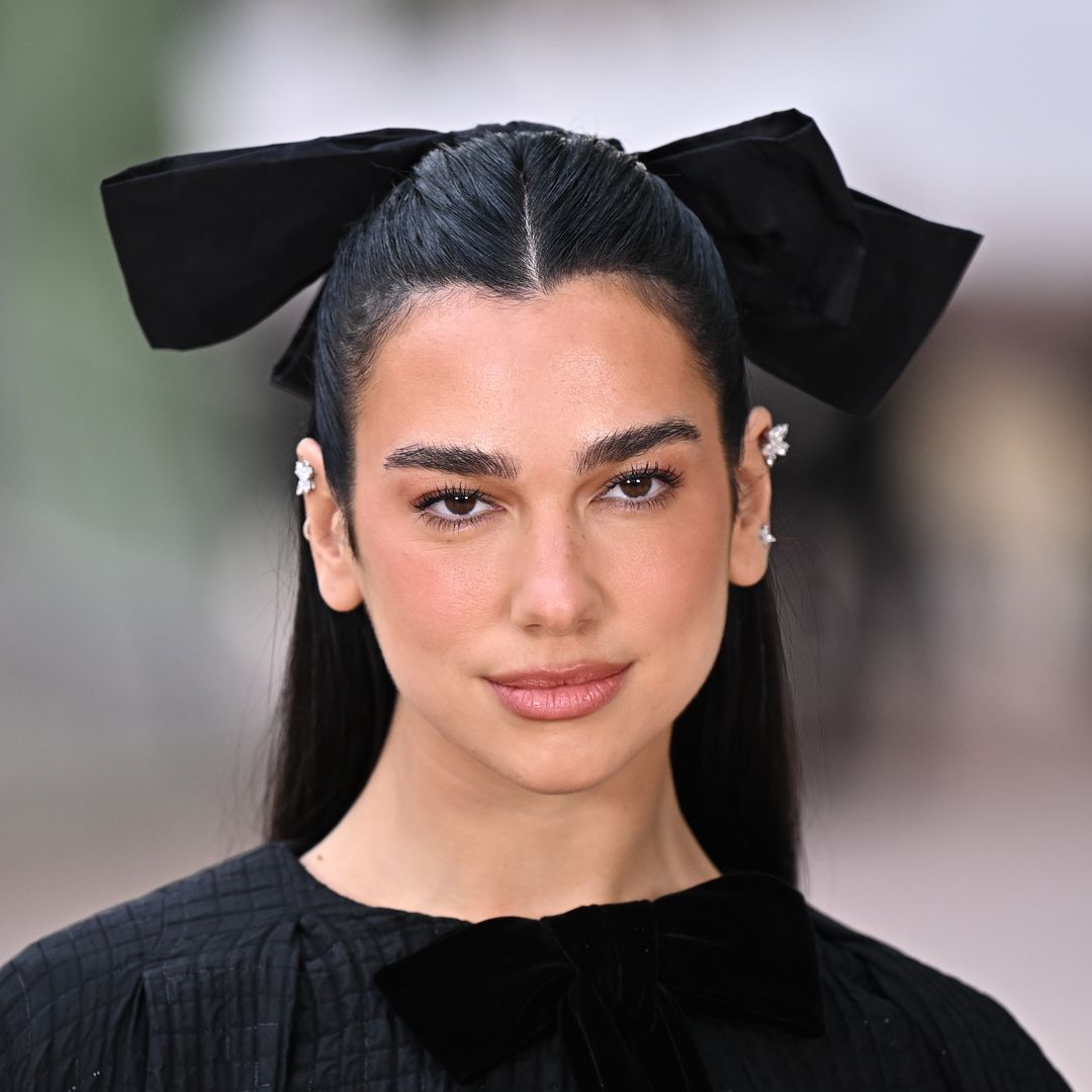 Dua Lipa es el rostro de la nueva bolsa icónica de la temporada