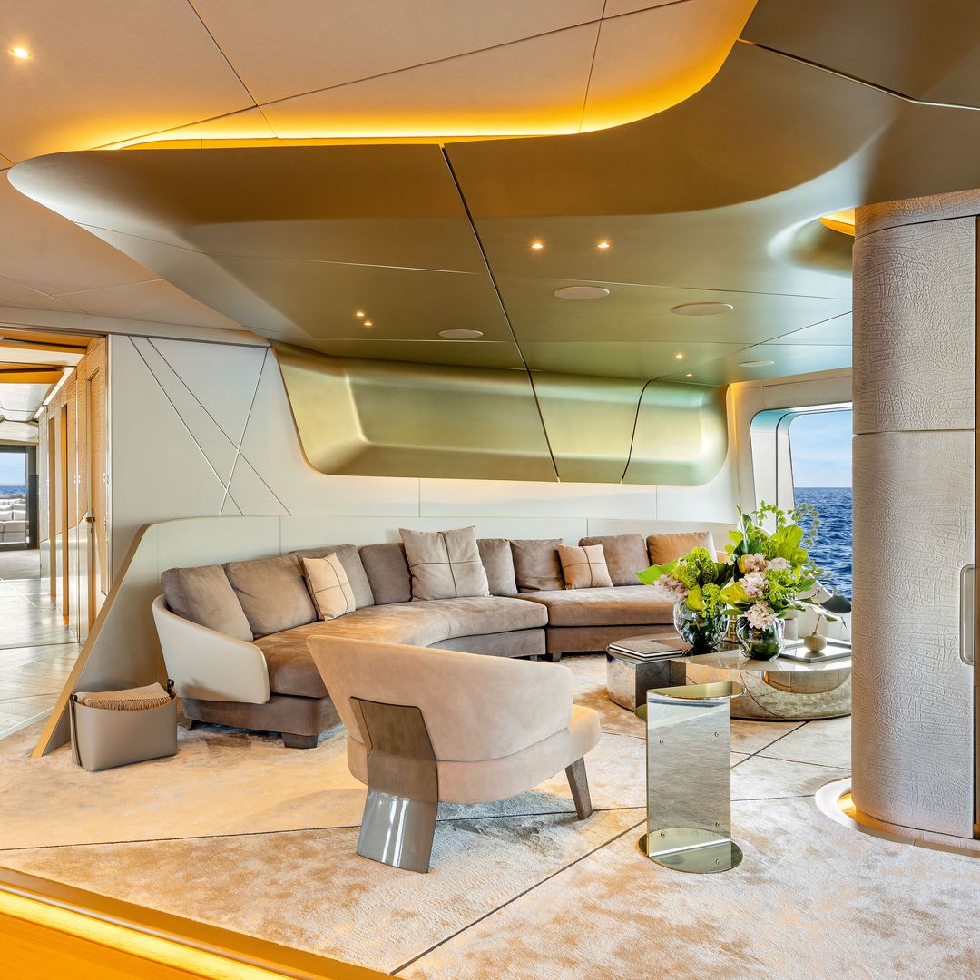 El salón, con un amplio sofá modular curvo, del yate de Christiana Panagi 