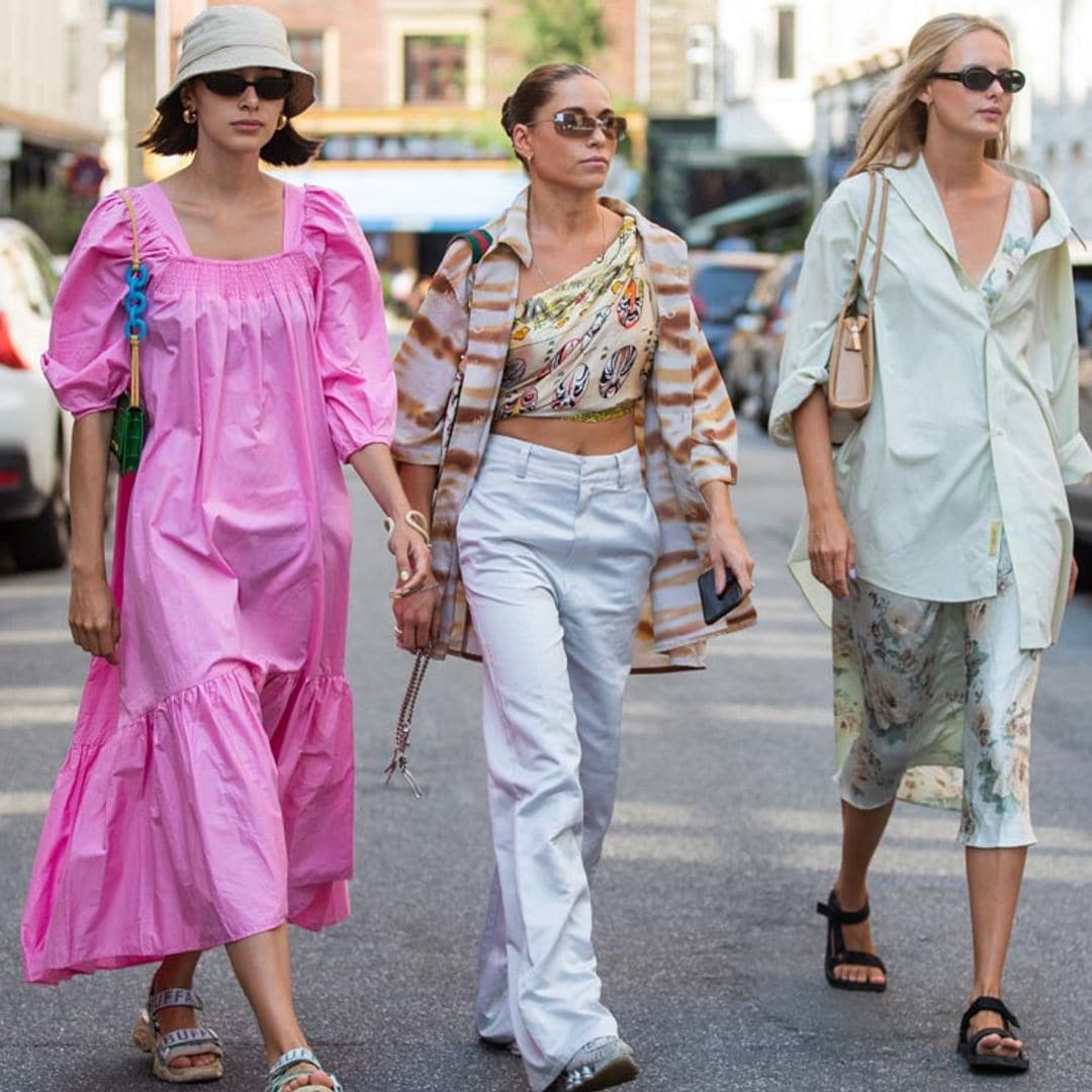 De los calcetines blancos a las camisas hawaianas: la ropa estilo ‘guiri’ es tendencia y nos encanta